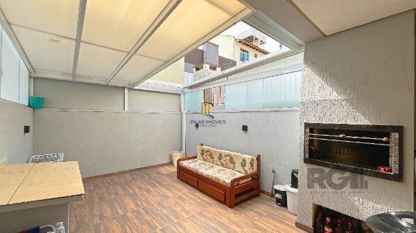 Casa em Porto Alegre, no bairro Guarujá, com 2 dormitório(s), e 2 banheiros, à venda.