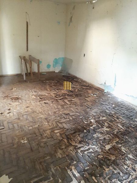 Casa em Porto Alegre, no bairro Cristal, com 4 dormitório(s), e 4 banheiros, à venda.