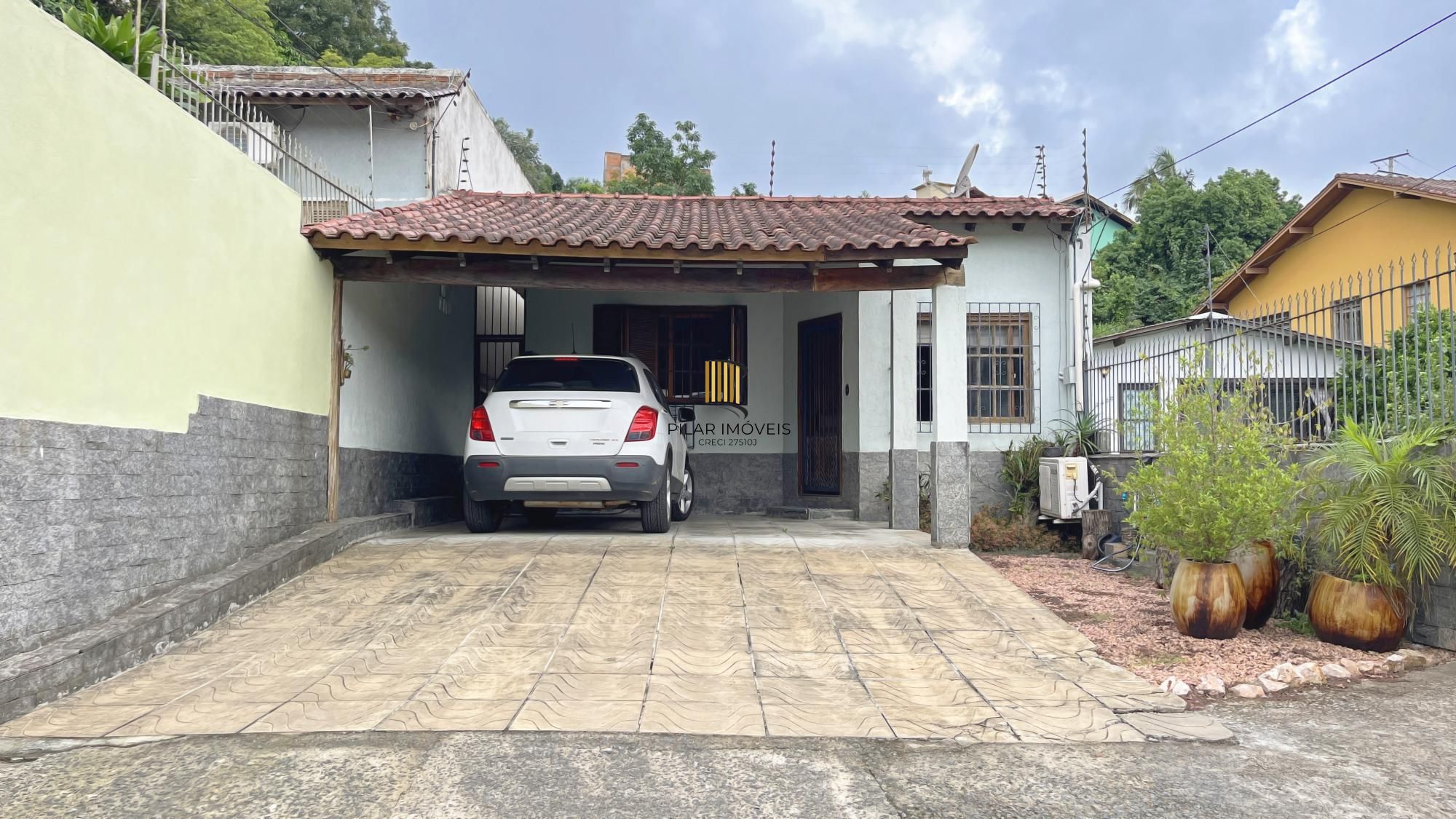 Casa em Porto Alegre, no bairro Vila Nova, com 3 dormitórios, 156 m² , 4 vagas.