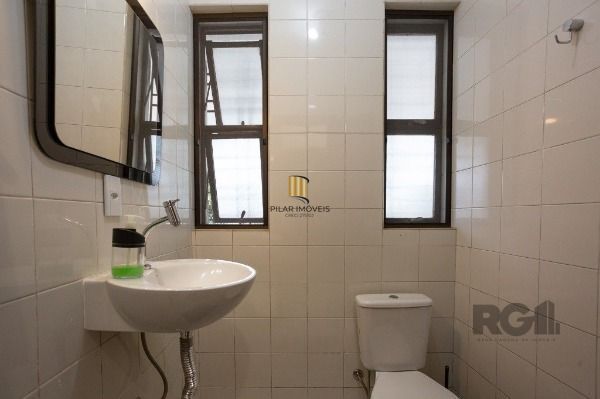 Casa em Porto Alegre, no bairro Medianeira, com 5 dormitório(s), e 5 banheiros, à venda.