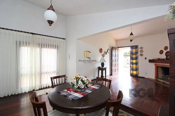Casa em Porto Alegre, no bairro Guarujá, com 3 dormitório(s), à venda.