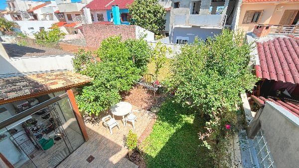 Casa em Porto Alegre, no bairro Hípica, com 3 dormitório(s), e 2 banheiros, à venda.