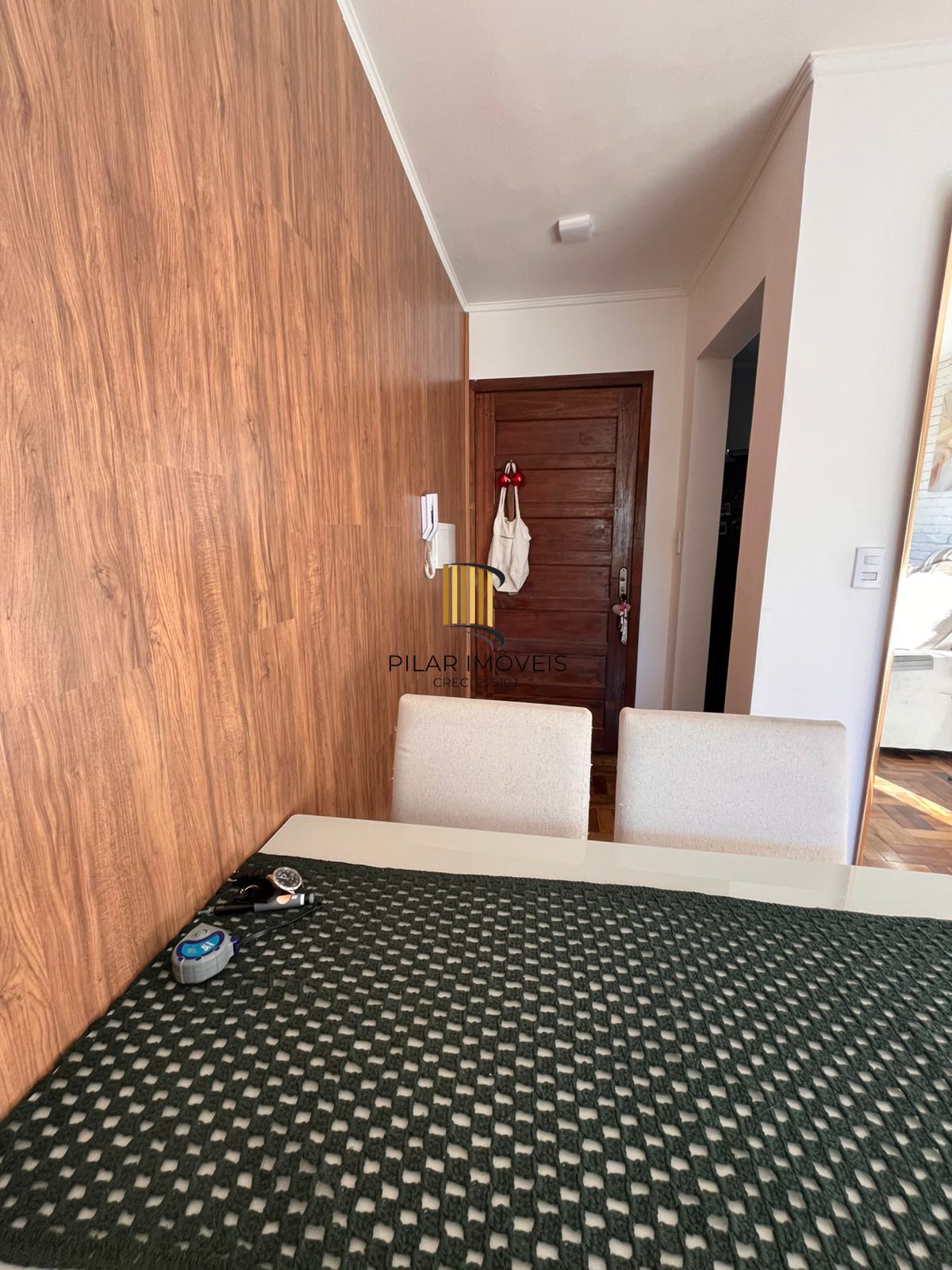 Apartamento semi mobiliado de 2 dormitórios no bairro Cristal