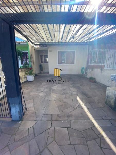 Casa em Porto Alegre, no bairro Hípica, com 2 dormitório(s), e 2 banheiros, à venda.