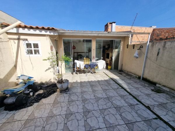 Casa em Porto Alegre, no bairro Hípica, com 2 dormitório(s), e 2 banheiros, à venda.