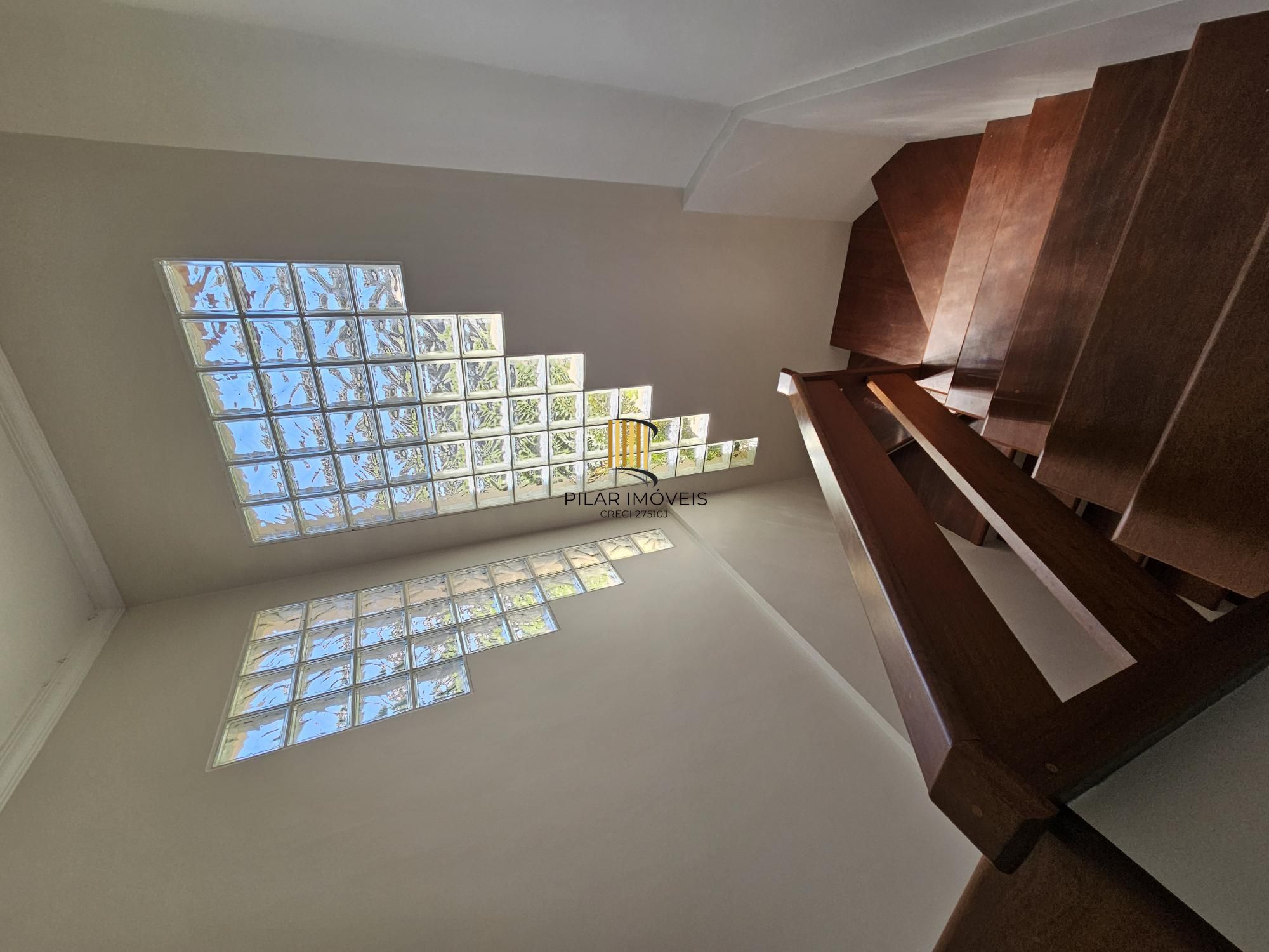 Sobrado 3 dormitórios com lareira, churrasqueira, piscina, 4 vagas garagem com 196,00m² de área construída no bairro Hípica !