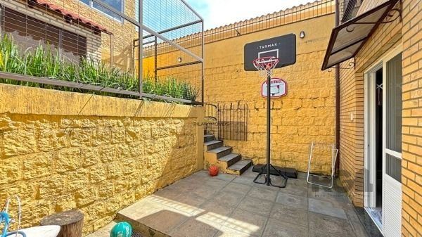 Casa em Porto Alegre, no bairro Ipanema, com 4 dormitório(s), e 4 banheiros, à venda.