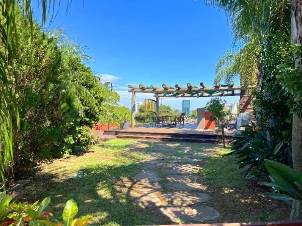 Casa Condominio em Porto Alegre, no bairro Cristal, com 4 dormitório(s), e 4 banheiros, à venda.