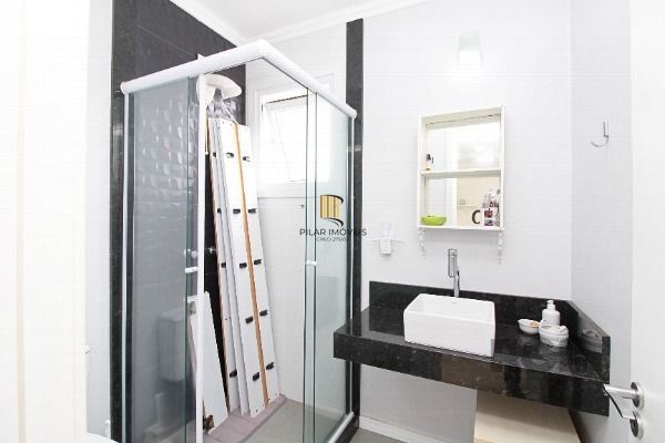 Casa em Porto Alegre, no bairro Hípica, com 3 dormitório(s), e 3 banheiros, à venda.
