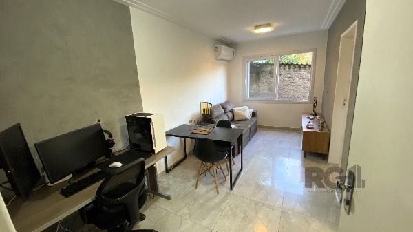 Apartamento em Porto Alegre, no bairro Cristal, com 1 dormitório(s), e 1 banheiros, à venda.