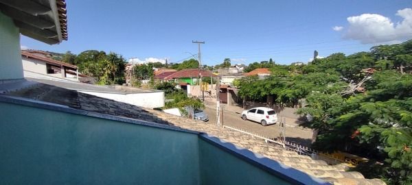 Casa em Porto Alegre, no bairro Guarujá, com 3 dormitório(s), e 3 banheiros, à venda.