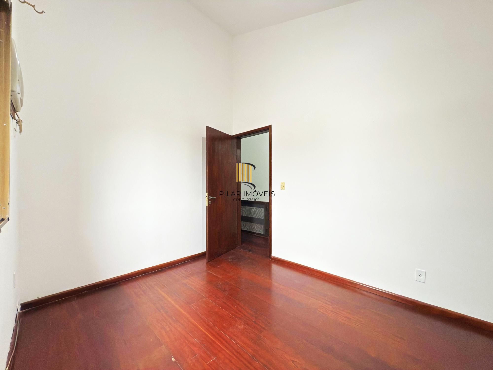 Residência á venda no bairro Guarujá com 2 dormitórios.