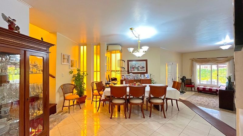 Casa de esquina com 285m², 3 dormitórios, sendo 1 suites, 4 vagas - amplo pátio com piscina,  Residencial Bahamas