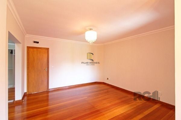 Casa em Porto Alegre, no bairro Hípica, com 3 dormitório(s), e 3 banheiros, à venda.