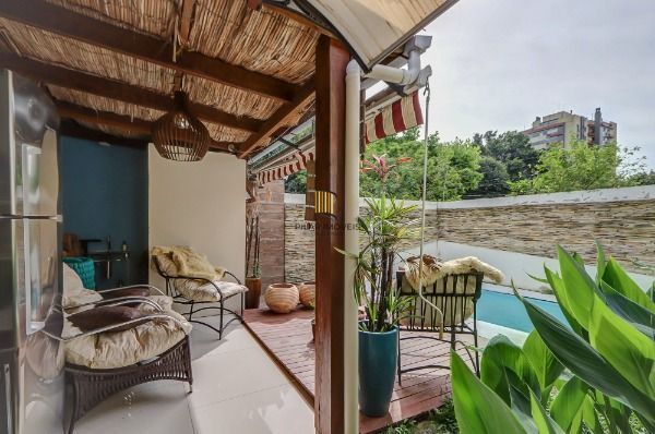 Casa em Porto Alegre, no bairro Tristeza, com 2 dormitório(s), e 2 banheiros, à venda.