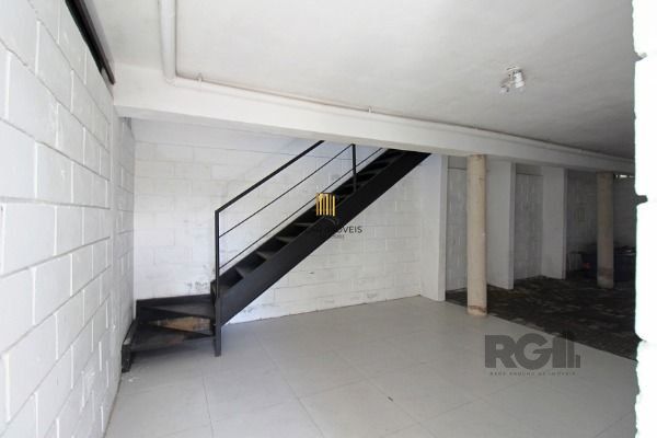 Casa em Porto Alegre, no bairro Guarujá, com 2 dormitório(s), e 2 banheiros, à venda.