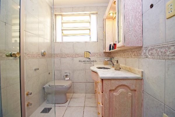 Apartamento em Porto Alegre, no bairro Petrópolis, com 3 dormitório(s), e 3 banheiros, à venda.