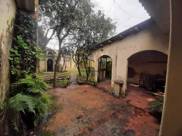 Casa em Porto Alegre, no bairro Cristal, com 4 dormitório(s), e 4 banheiros, à venda.