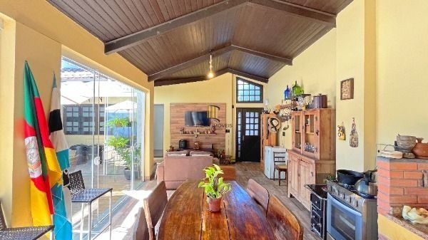 Casa 4 dormitórios no bairro Camaquã
