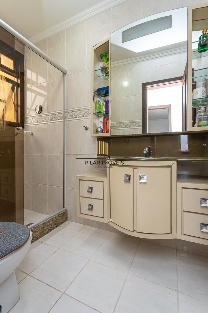 Casa de 272m², 4 dormitórios, 2 suítes e 4 vagas de garagem, no bairro Ipanema, próxima à orla do Guaíba.