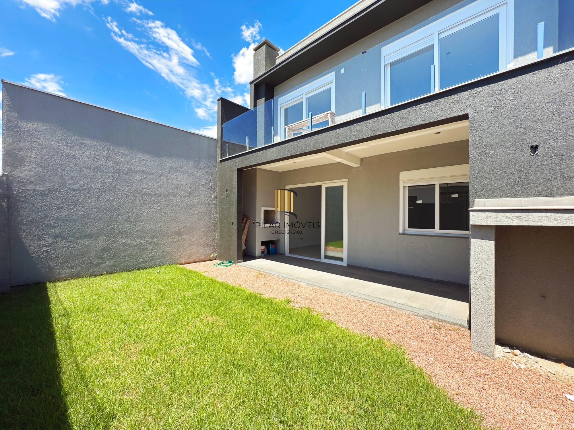 Casa 4 dormitórios( 1 dorm térreo) no Condomínio Villa Amalfi, na zona sul de Porto Alegre.