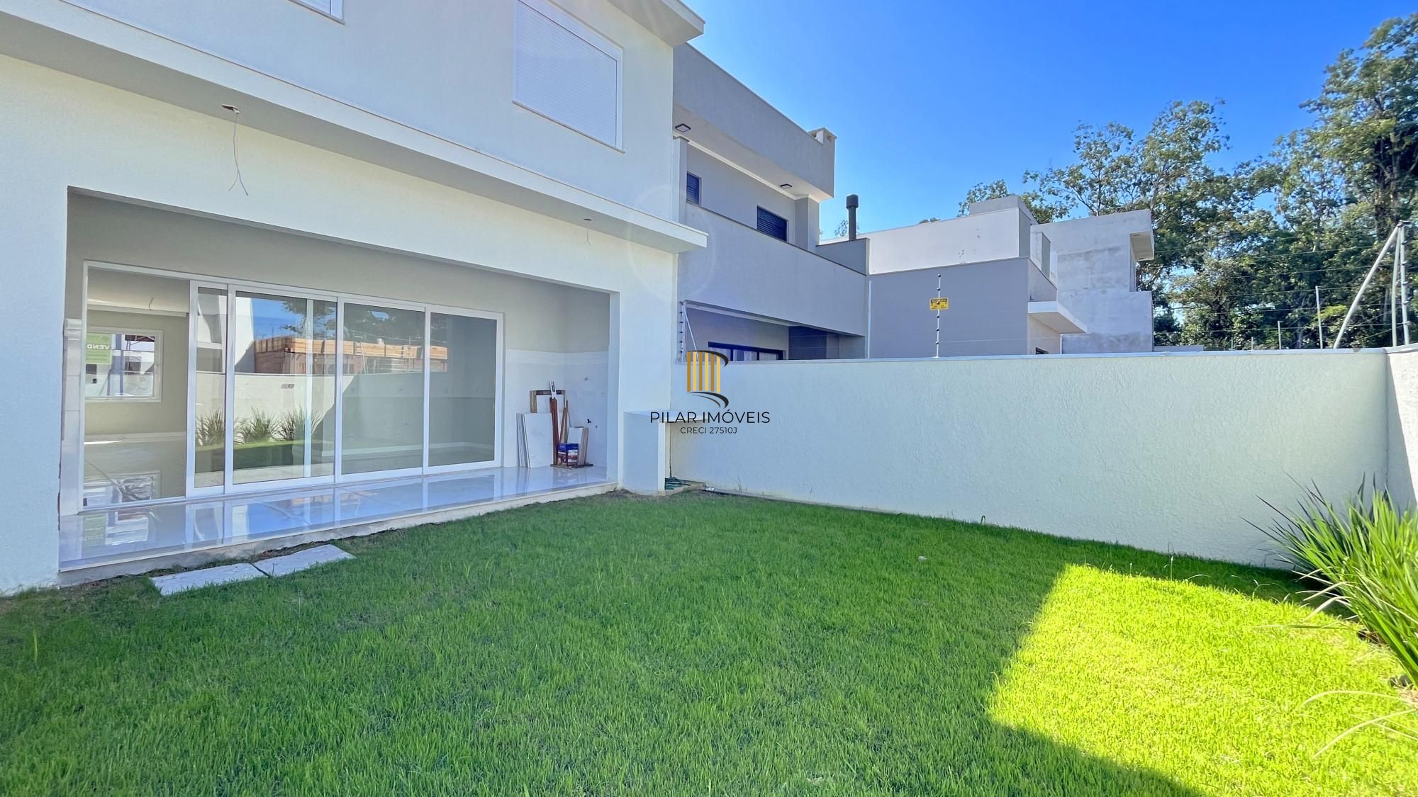 Casa em Porto Alegre, no bairro Hípica, com 3 dormitório(s), e 3 banheiros, à venda.