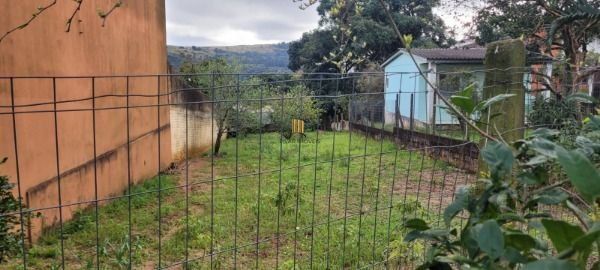 Terreno em Porto Alegre, no bairro Vila Nova, à venda.