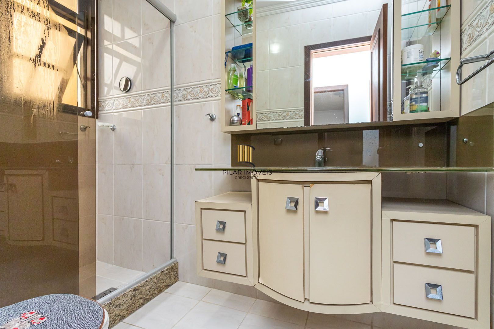 Casa de 272m², 4 dormitórios, 2 suítes e 4 vagas de garagem, no bairro Ipanema, próxima à orla do Guaíba.