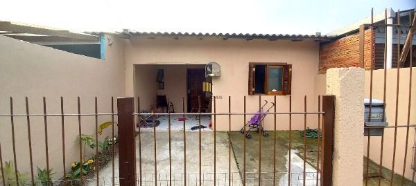 Casa em Porto Alegre, no bairro Ponta Grossa, com 2 dormitório(s), e 2 banheiros, à venda.