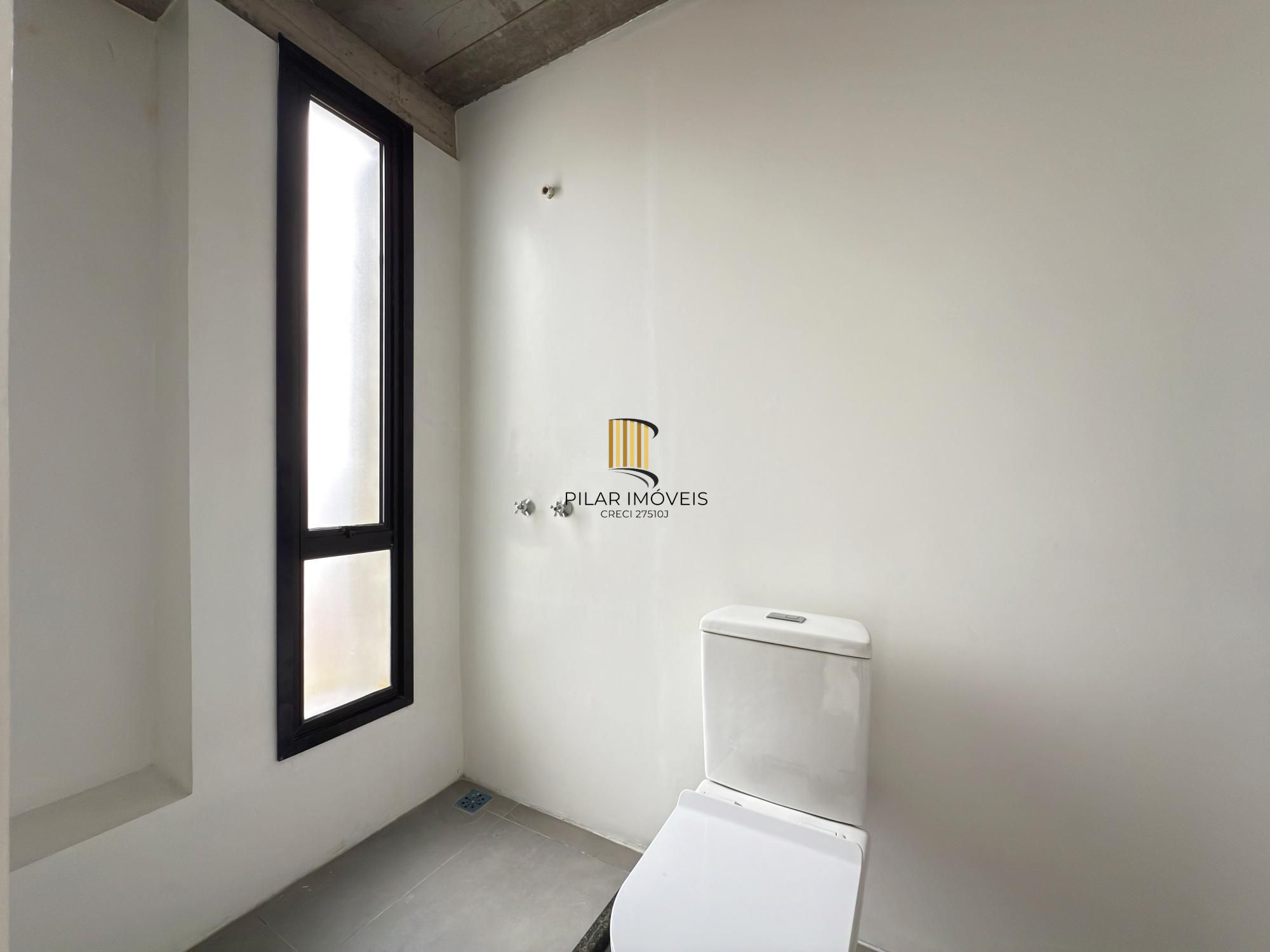 Sobrado em condomínio em Porto Alegre, no bairro Hípica, com 3 dormitórios.