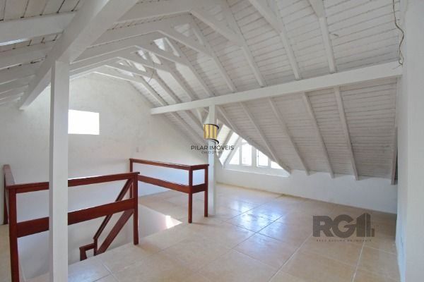 Casa Condominio em Porto Alegre, no bairro Guarujá, com 3 dormitório(s), e 3 banheiros, à venda.