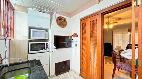 Casa em Porto Alegre, no bairro Guarujá, com 3 dormitório(s), e 3 banheiros, à venda.
