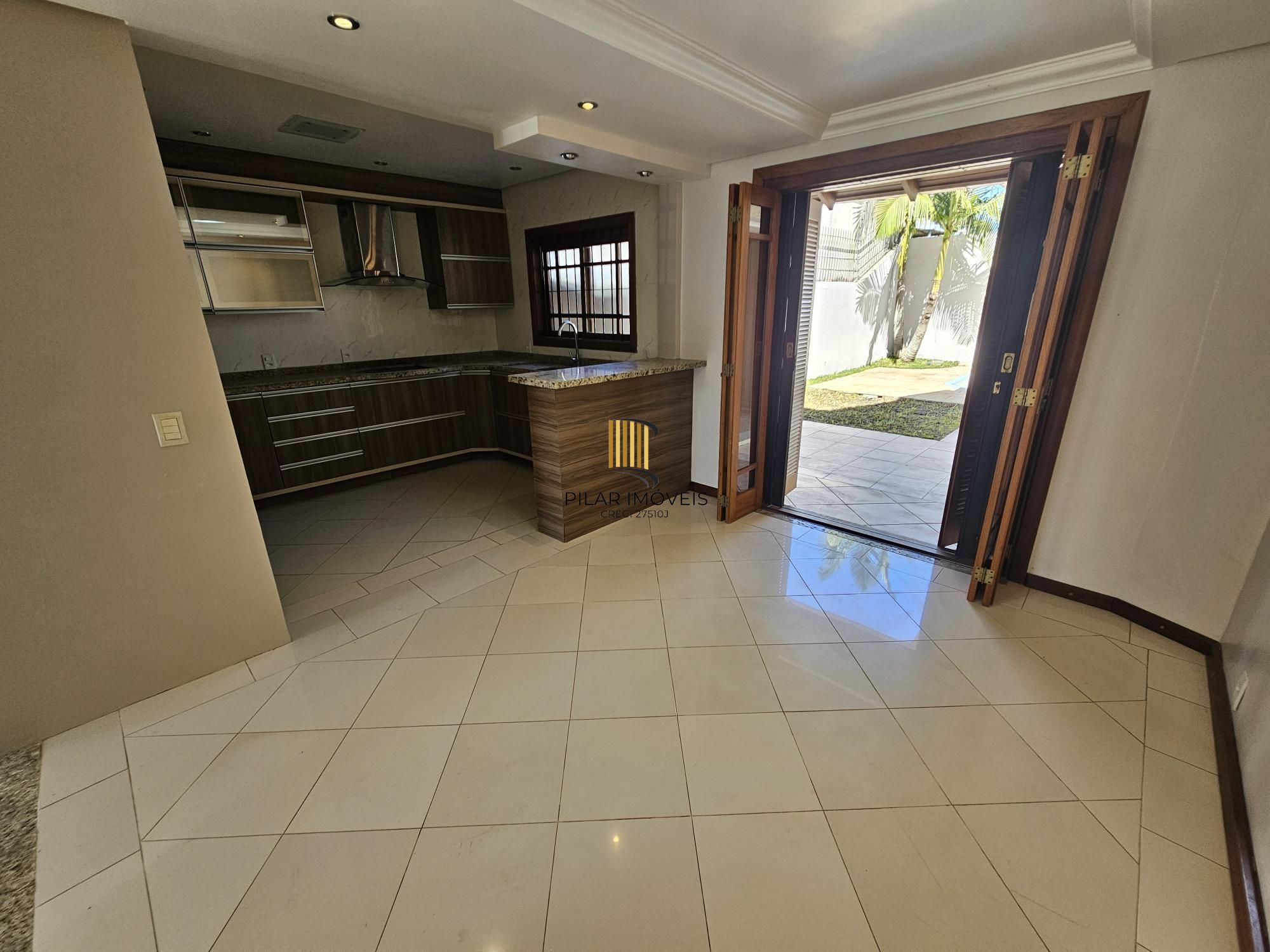 Sobrado 3 dormitórios com lareira, churrasqueira, piscina, 4 vagas garagem com 196,00m² de área construída no bairro Hípica !