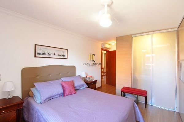 Casa Condominio em Porto Alegre, no bairro Cristal, com 4 dormitório(s), e 4 banheiros, à venda.