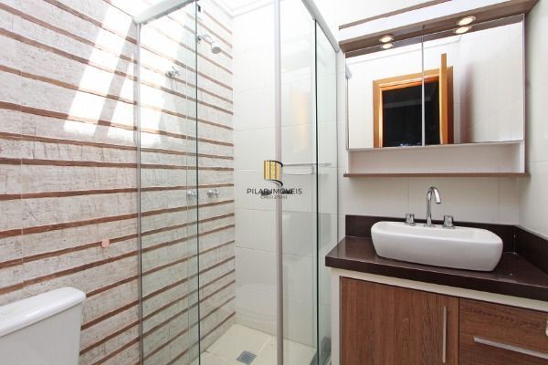 Ótima Casa com 3 dormitórios, semi mobiliada, pátio e vaga para carro.