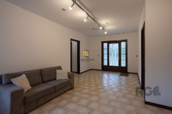 Casa em Porto Alegre, no bairro Medianeira, com 5 dormitório(s), e 5 banheiros, à venda.