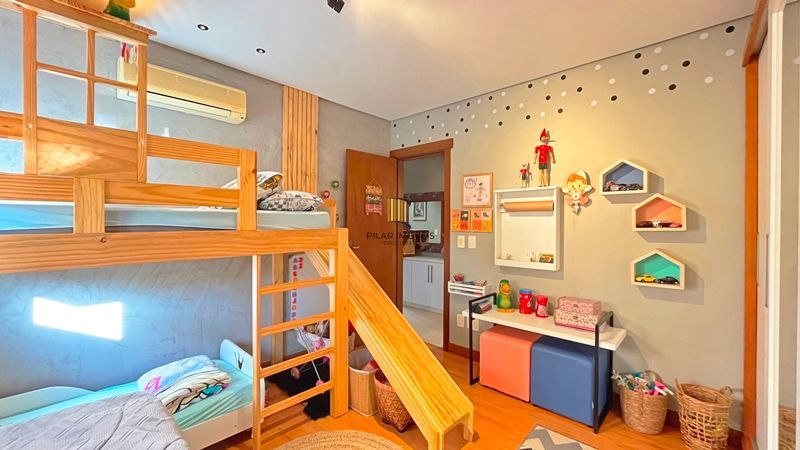 Requinte e conforto em casa de condomínio fechado no Bairro Pedra Redonda, Zona Sul de Porto Alegre.