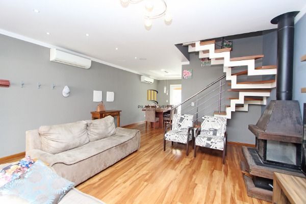 Ótima Casa com 3 dormitórios, semi mobiliada, pátio e vaga para carro.