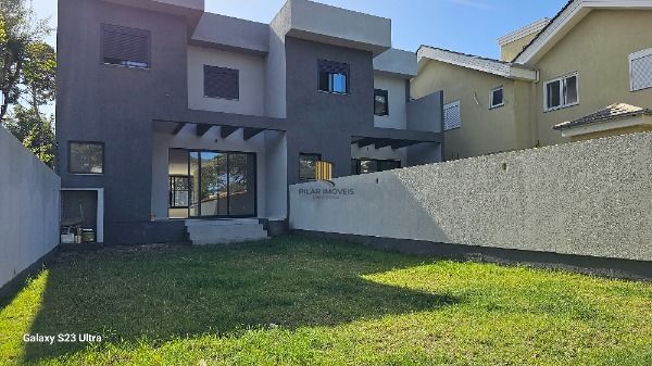 Casa em Porto Alegre, no bairro Ipanema, com 3 dormitório(s), e 3 banheiros, à venda.