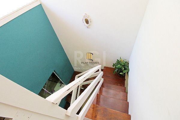 Casa em Porto Alegre, no bairro Ipanema, com 3 dormitório(s), e 3 banheiros, à venda.