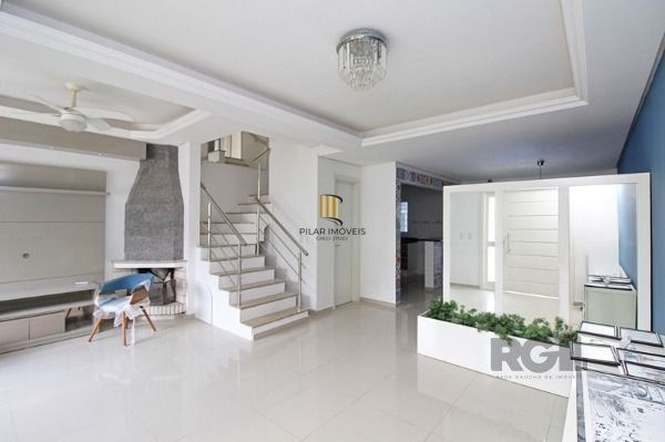 Casa em Porto Alegre, no bairro Hípica, com 3 dormitório(s), e 3 banheiros, à venda.