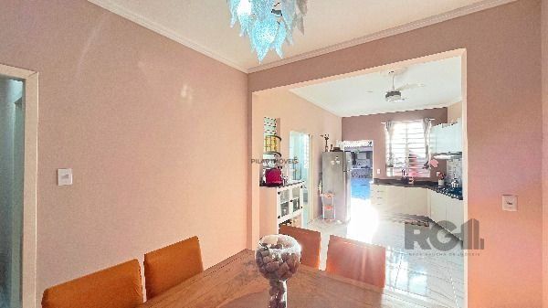 Casa em Porto Alegre, no bairro Medianeira, com 3 dormitório(s), e 3 banheiros, à venda.
