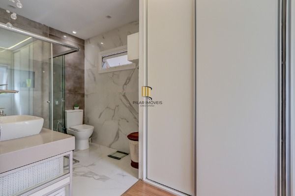 Casa em Porto Alegre, no bairro Tristeza, com 2 dormitório(s), e 2 banheiros, à venda.