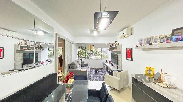 Apartamento em Porto Alegre, no bairro Teresópolis, com 2 dormitório(s), e 2 banheiros, à venda.