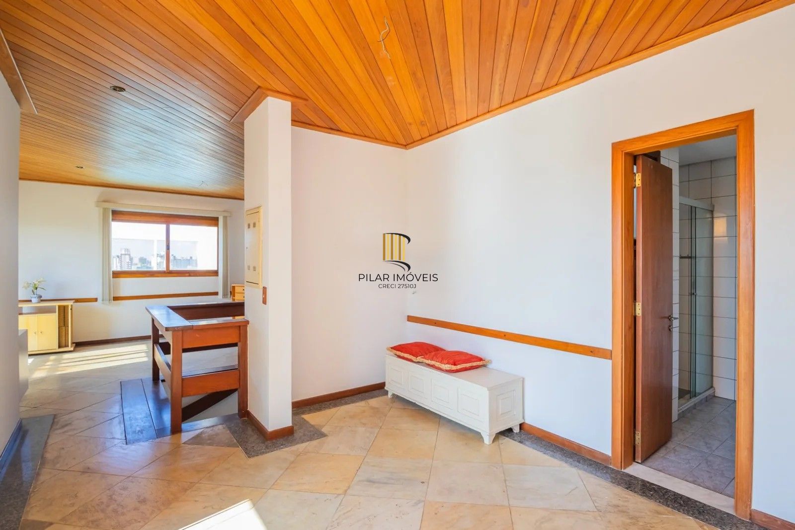 Belíssima cobertura duplex, com 262m2, 3 dormitórios e 2 vagas de garagem.