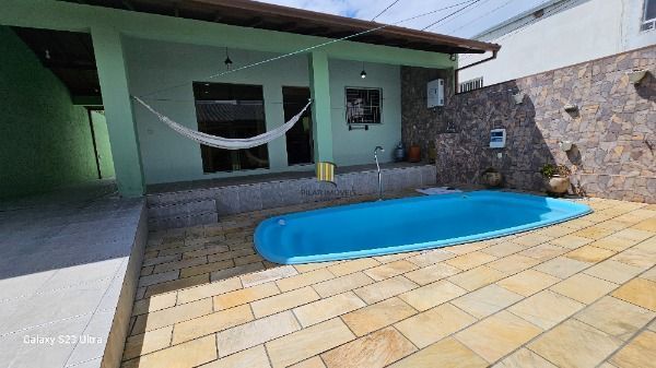 Casa em Porto Alegre, no bairro Vila Nova, com 3 dormitório(s), e 3 banheiros, à venda.