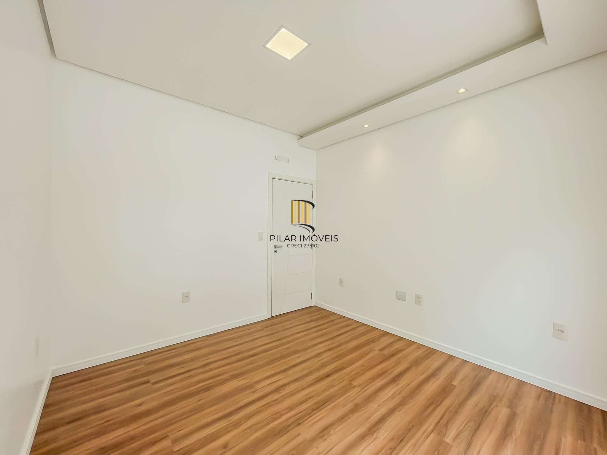 Casa ampla com piscina e suíte diferenciada em condomínio no Lagos de Ipanema zona Sul de Porto Alegre !