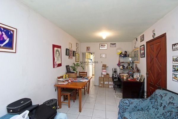 Casa em Porto Alegre, no bairro Jardim Itu, com 2 dormitório(s), e 2 banheiros, à venda.