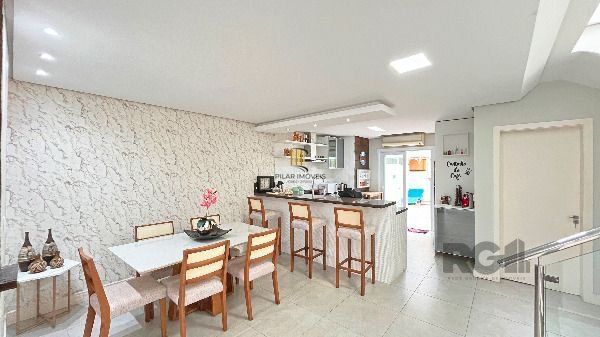 Casa em Porto Alegre, no bairro Hípica, com 3 dormitório(s), e 3 banheiros, à venda.