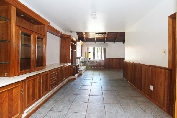 Casa em Porto Alegre, no bairro Ipanema, com 3 dormitório(s), e 3 banheiros, à venda.